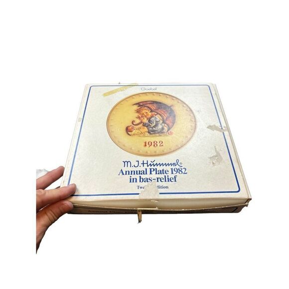 M.J. Hummel Goebel Annual Plate 1982 Bas-Relief Twelfth Edition Collectible - Picture 6 of 10